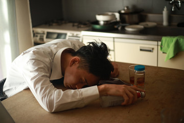 酔いつぶれて眠る男性