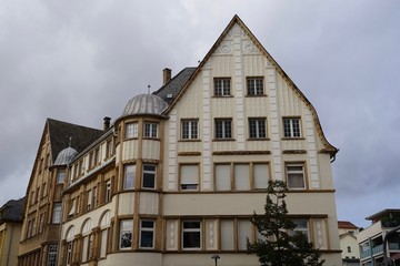 Obraz premium Sehenswertes Haus in gemischer Architektur aus Jugendstil und Klassizismus