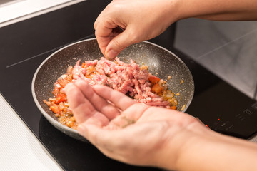 A step-by-step recipe for self-cooking pasta Bolognese. Step 17.