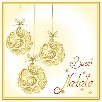 Drei creamfarbige Christbaumkugeln mit Rosenornamenten und Text Buon Natale in einem goldenen Rahmen.