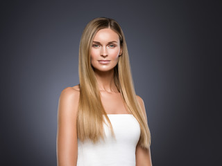Naklejka premium Beautiful hair woman portrait beauty make up healthy skin and hairstyle