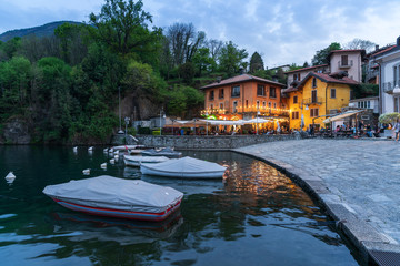 Obraz premium Mergozzo e lago di mergozzo all'imbrunire