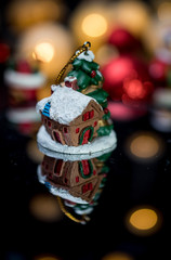 Feliz Navidad y feliz año nuevo banner adorno navideño, reflejo con bokeh, Banner creativo, folleto, póster o página de inicio para publicación web o blog