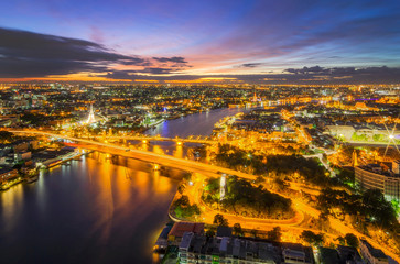 Fototapeta premium Phra Phuttha Yodfa Bridge view of Bangkok