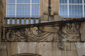 Jugendstildarstellung einer Sphinx an der Festhalle von Landau in der Pfalz