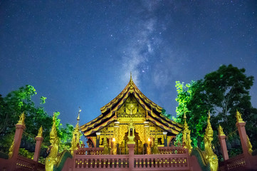 Obraz premium Wat Phra That Doi Phra Chan Temple at night with Milky Way.