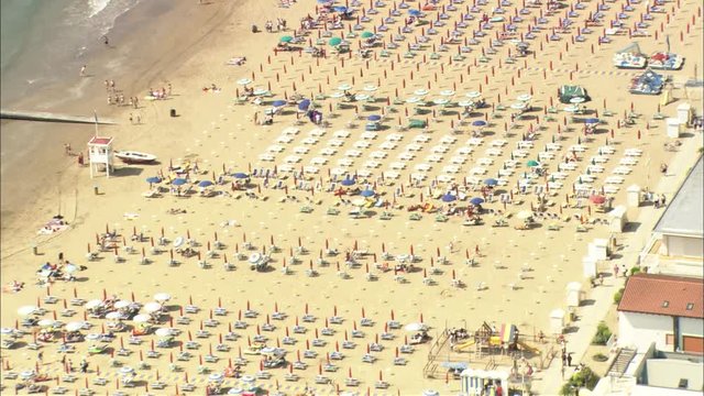Ripresa aerea di una spiaggia veneziana