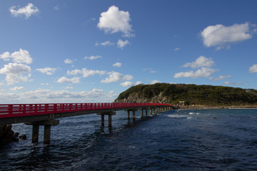 Fototapeta na wymiar 雄島の鳥居に続く橋