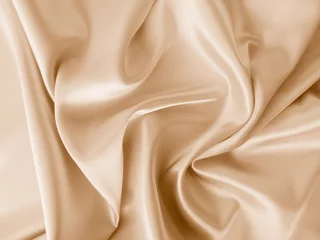 Foto op Plexiglas Mooie gladde elegante golvende beige/lichtbruin satijn zijde luxe doek stof textuur, abstract achtergrondontwerp. Ruimte kopiëren. © Sindija