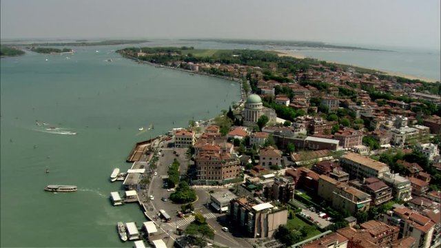 Ripresa aerea della citt&agrave; e isola di Lido a Venezia