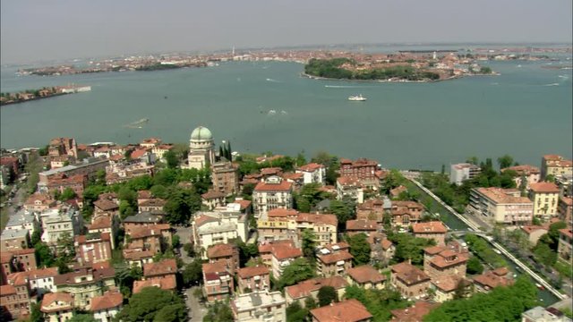 Ripresa aerea della citt&agrave; e isola di Lido a Venezia