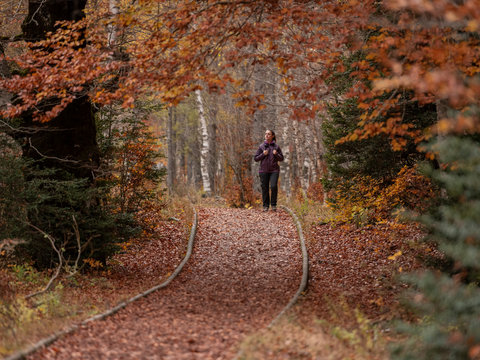 Mujer paseando y disfrutando del otoño
