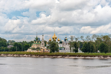 Obraz premium The view of the resurrection Cathedral and the Cathedral of St. John the Baptist from the Volga river in the ancient town of Uglich, Yaroslavl region, Russia