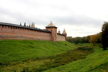 Fototapeta na wymiar the wall of the fortress in Veliky Novgorod