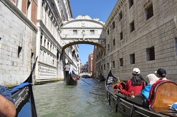 Fototapeta na wymiar Canales de Venecia, Italia Europa