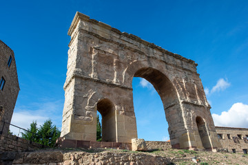 Fototapeta na wymiar The Roman arch of the town of Medinaceli, Soria