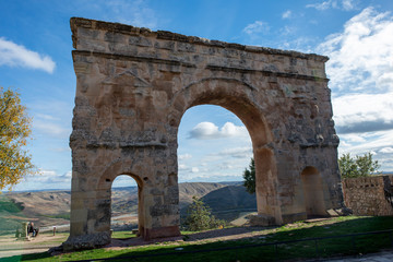 Fototapeta na wymiar The Roman arch of the town of Medinaceli, Soria