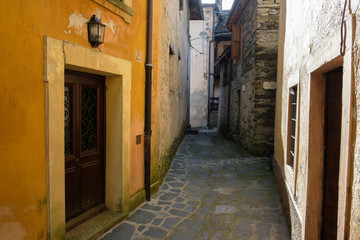 Fototapeta na wymiar narrow alley in the center of Carcoforo in the italian alps