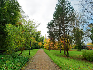 Kurpark von Bad Bellingen in Südschwarzwald. Pfad Spaziergang unter Bäumen mit Herbstfarben