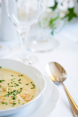 Pilzcremesuppe mit Löffel