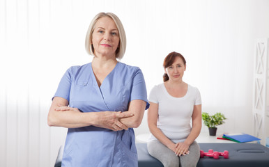 Obraz premium Female patient and doctor have consultation in hospital