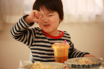 食事する男の子