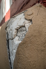 Gebäudeschäden durch Feuchtigkeit in der Wand