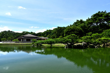 真夏の栗林公園　日本家屋と池