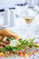 Rindercarpaccio mit Rucola, Gemüse und Weisswein