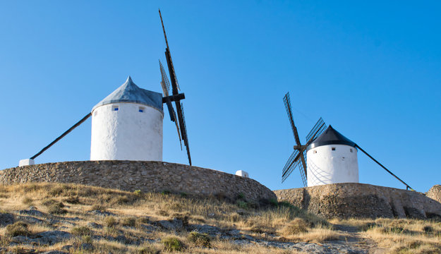 Molinos de viento enfrentados