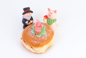 Silvester Luftschlangen Dekoration mit Berliner Pfannkuchen zur Silvesterfeier 