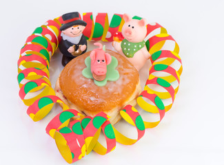 Silvester Luftschlangen Dekoration mit Berliner Pfannkuchen zur Silvesterfeier 