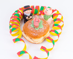 Silvester Luftschlangen Dekoration mit Berliner Pfannkuchen zur Silvesterfeier 