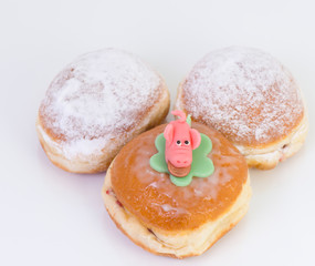 Silvester Luftschlangen Dekoration mit Berliner Pfannkuchen zur Silvesterfeier 