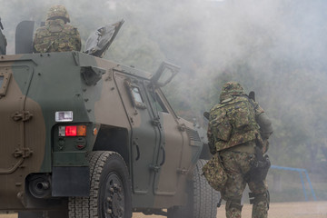 装甲車と自衛官