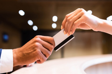 Obraz premium cropped view of man and woman holding credit card