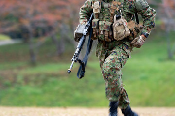 武装した自衛官