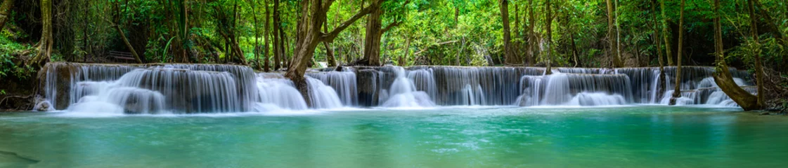Zelfklevend Fotobehang Een prachtige waterval diep in het tropische bos, steil bergavontuur in het regenwoud. © Stock_ko