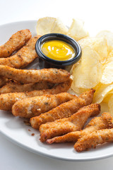 Bandeja de fingers de pollo con salsa de mostaza. Tray of chicken fingers with mustard sauce