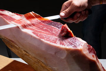 jamón serrano, corte a mano con cuchillo. Serrano ham, cut by hand with a knife.
