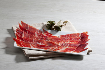 jamón serrano cortado en un plato