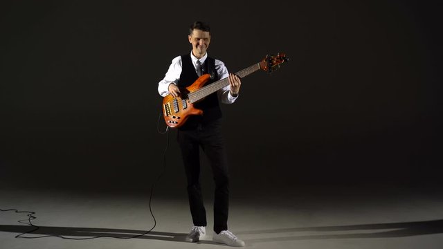 The guy plays no guitar. General shot