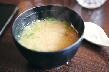 Japanische Miso Suppe heiß mit Dampf am Tisch Business Lunch