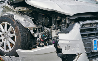 Autounfall Motorblock Totalschaden Auto Verkehrsunfall Wildunfall