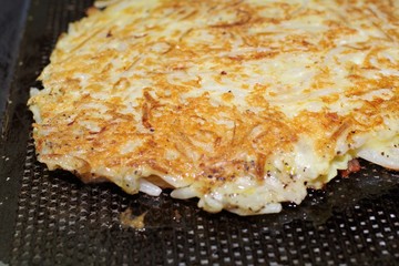 もやしのお好み焼きの調理シーン
