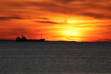 Obraz premium boat in sunset