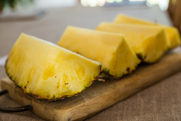 fette di ananas su tagliere di legno