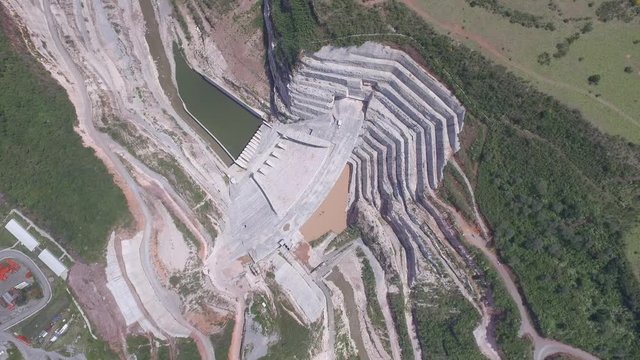 Cenital https://www.linguee.es/ingles-espanol/traduccion/dam+building.html