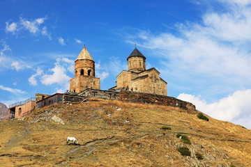 Fototapeta na wymiar Mtskheta-Mtianeti, Kreuzkuppelkirche Zminda Sameba, Gergetier Dreifaltigkeitskirche, Stepantsminda, Kasbegi, Georgia.