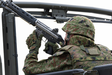 銃を構える自衛官